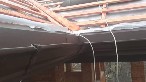 Крыша без капельника. Почему на кровле не обойтись без капельника