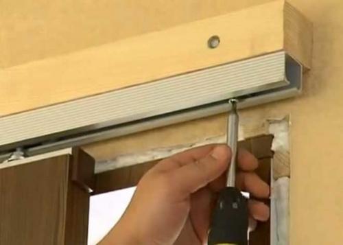 Что необходимо для установки двери купе. Как установить дверь-купе своими руками: пошаговая инструкция, схемы монтажа и чертежи