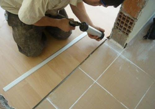 Как сделать скрытые соединения между плинтусами на ламинат. Как соединять ламинат