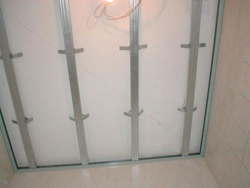 Потолок в ванной из пластиковых панелей. Монтаж потолка в ванной из ПВХ панелей