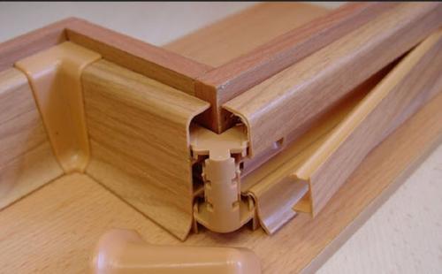 Простой способ прикрутить пластиковый плинтус к ламинату 03