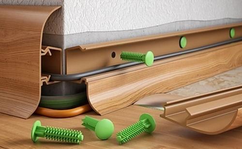 Простой способ прикрутить пластиковый плинтус к ламинату 04