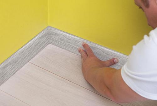 Как обеспечить равномерное распределение нагрузки при прикручивании пластикового плинтуса к ламинату. Крепление на клей