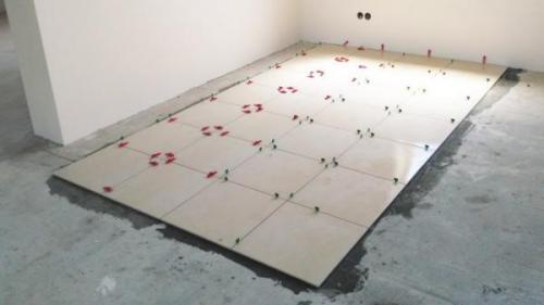 Как положить плитку на неровный пол. Этапы работы