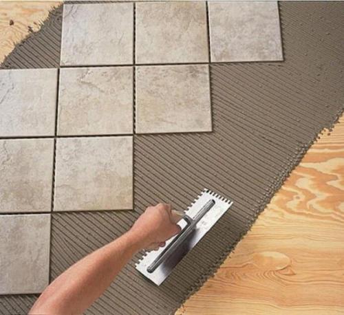 Как положить плитку на неровный пол. Этапы работы