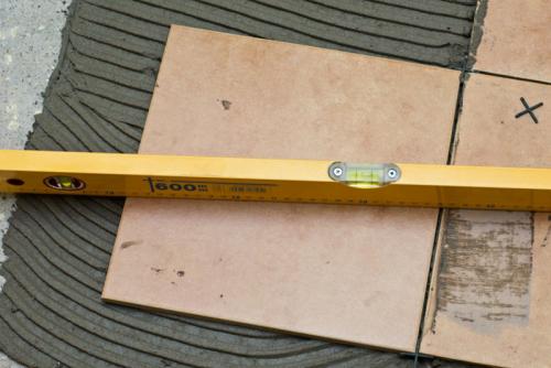 Как класть плитку на пол вдоль или поперек. Ша. Укладка первой плитки и первого ряда