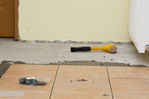 Как класть плитку на пол вдоль или поперек. Ша. Укладка первой плитки и первого ряда