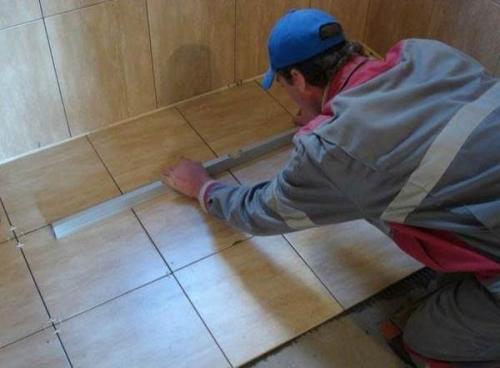 Как класть плитку в ванной на пол. Монтаж плитки