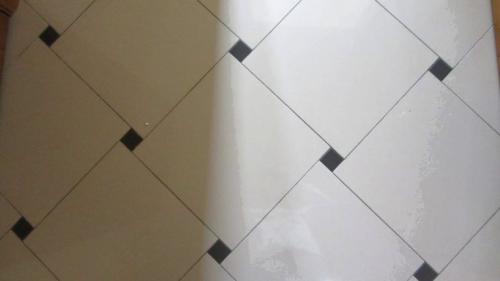 Укладка плитки со смещением на стене. Как красиво уложить плитку со смещением, если ровно не получается