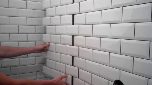 Укладка плитки со смещением на стене. Как красиво уложить плитку со смещением, если ровно не получается