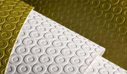 Как клеить бумажные обои на кривые стены. Стоит ли клеить обои на кривые стены