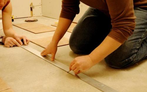 Укладка плитки на пол за 7 шагов. Как уложить плитку на пол своими руками начинающему домашнему мастеру без опыта плиточника и не допустить распространенных ошибок 08 Укладка плитки на пол за 7 шагов. Как уложить плитку на пол своими руками начинающему домашнему мастеру без опыта плиточника и не допустить распространенных ошибок 08