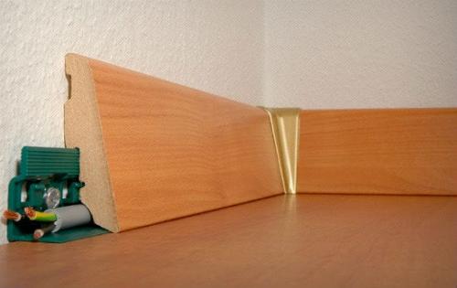 Закрепить плинтус на ламинате: простой способ 02