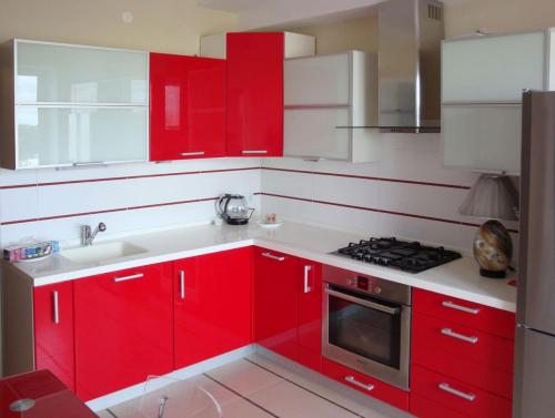 На какой высоте ложить плитку на кухне. Какой должна быть высота фартука на кухне от пола и столешницы