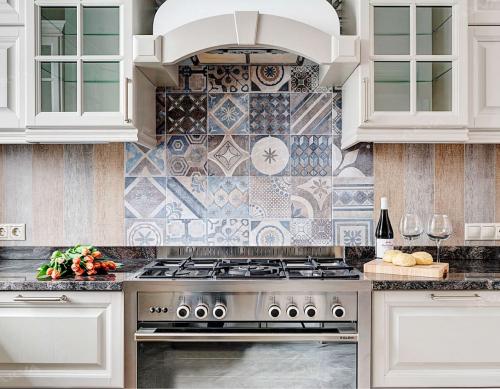 Укладка плитки на фартук после установки кухни. Что сначала: кухня или фартук?