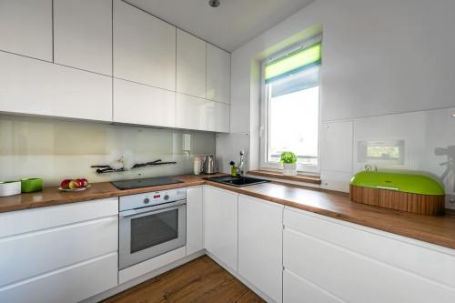 На какой высоте ложить плитку на кухне. Какой должна быть высота фартука на кухне от пола и столешницы