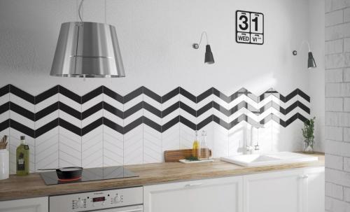 На какой высоте ложить плитку на кухне. Какой должна быть высота фартука на кухне от пола и столешницы