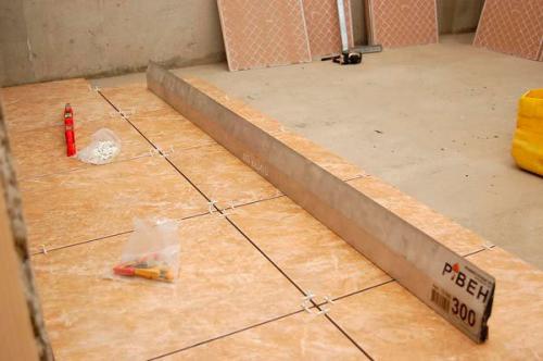 Как положить плитку 30 на 60 на пол. Укладка кафеля