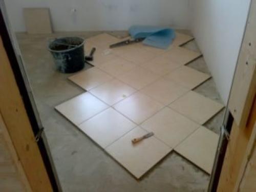 Укладка плитки на неровный пол. Неровные плоскости: в чем проблема?