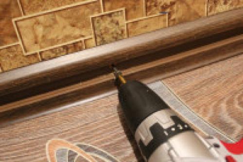 Какие советы и рекомендации можно дать по установке пластиковой плинтушки на ламинатный пол. Как правильно крепить напольный пластиковый плинтус