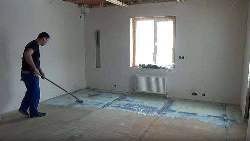 Как клеить плитку на пол. Шаг 1: Выравниваем поверхность