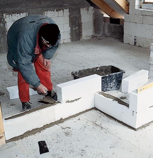 Пенобетон или газобетон для перегородок. Простота монтажа перегородки