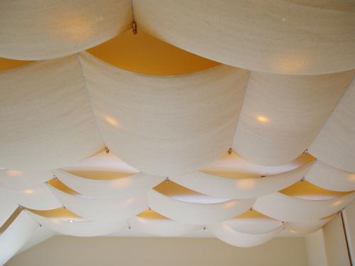 Драпировка потолка тканью — красивое оформление комнаты своими руками