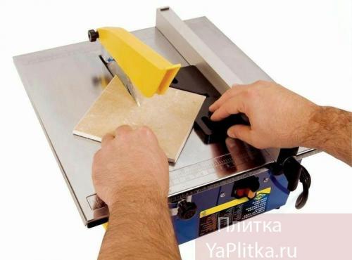 Как резать керамогранит электрическим плиткорезом. Работа электрическим плиткорезом