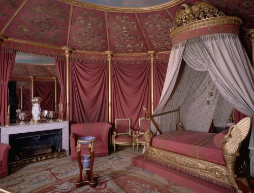 Какие материалы нужны для создания натяжного потолка из ткани. История натяжных потолков