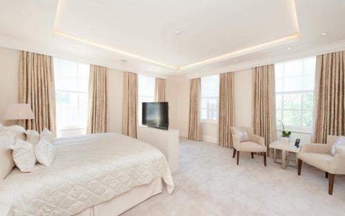 Шторы коричневые с бежевым. Бежевые шторы: преимущества и недостатки использования, подбор цветового сочетания в разных комнатах. Как смотрятся в интерьере?