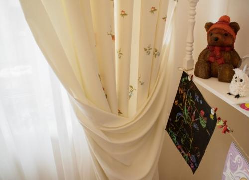 Шторы коричневые с бежевым. Бежевые шторы: преимущества и недостатки использования, подбор цветового сочетания в разных комнатах. Как смотрятся в интерьере?