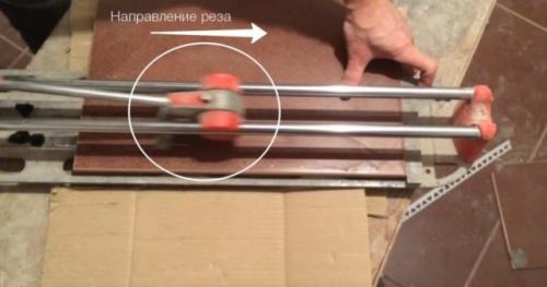 Как правильно пользоваться плиткорезом Видео. Как работать ручным плиткорезом