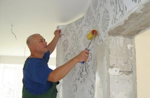 Как правильно клеить обои от окна или от двери. Окно, угол или дверь: откуда все-таки начинать поклейку обоев