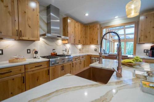 Какой цвет сочетается с коричневым в интерьере кухни. Коричневая кухня: 150 фото лучших вариантов сочетания дизайна кухни коричневого цвета