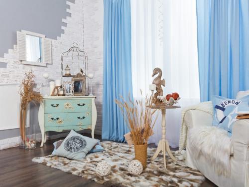 Сочетание голубого цвета в интерьере. Гостиная комната