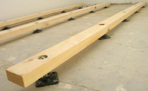 Укладка деревянного пола на бетонное основание. Как постелить деревянный пол на бетонном основании – выбор материалов и инструкция по монтажу на клей, лаги и фанеру