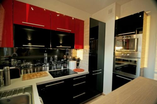 Сочетание красного и серого в интерьере кухни. Кухня в красном цвете: идеи и секреты правильного дизайна (60 фото)