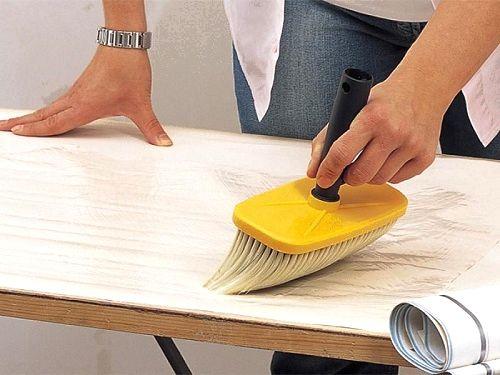 Чем наносить клей на обои. Чем удобнее всего наносить клей на обои