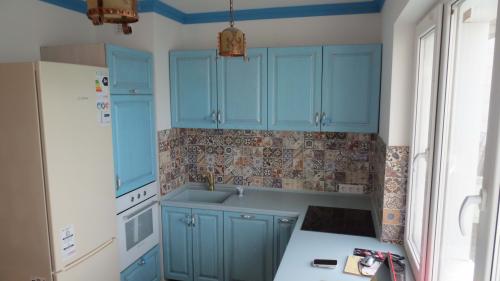 Сочетание серо-голубого цвета в интерьере кухни. Преимущества оформления кухонь в данном цвете