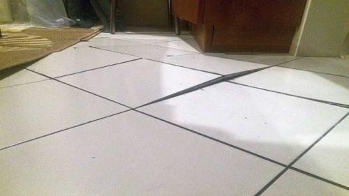 Как положить плитку на деревянный пол в хрущевке. Сложности при укладке плитки