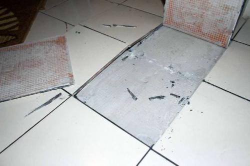 Как положить плитку на деревянный пол в хрущевке. Сложности при укладке плитки