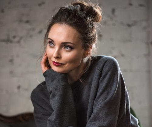 Какой цвет сочетается с серым в одежде. Секреты сочетания серого цвета в одежде