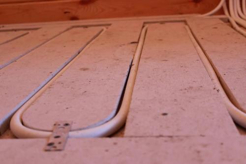 Водяной теплый пол на деревянный пол. Монтаж на рейки