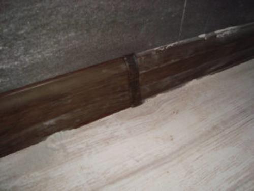 Увеличьте эстетику и функциональность вашей комнаты с правильным монтажом ПВХ плинтуса 09