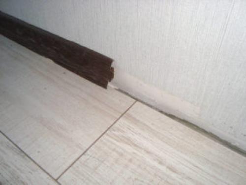 Увеличьте эстетику и функциональность вашей комнаты с правильным монтажом ПВХ плинтуса 07