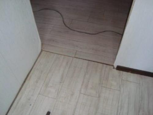 Увеличьте эстетику и функциональность вашей комнаты с правильным монтажом ПВХ плинтуса 08