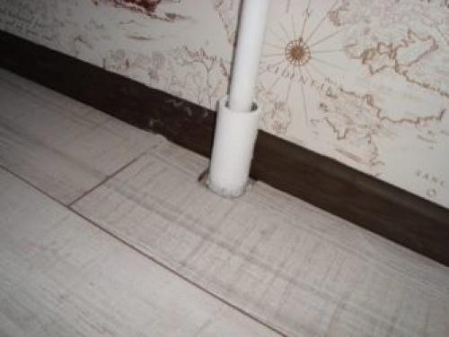 Увеличьте эстетику и функциональность вашей комнаты с правильным монтажом ПВХ плинтуса 04