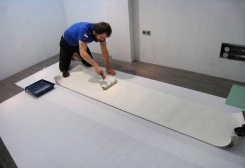 Нужно ли мазать клеем виниловые обои на флизелиновой основе. Наносим клей