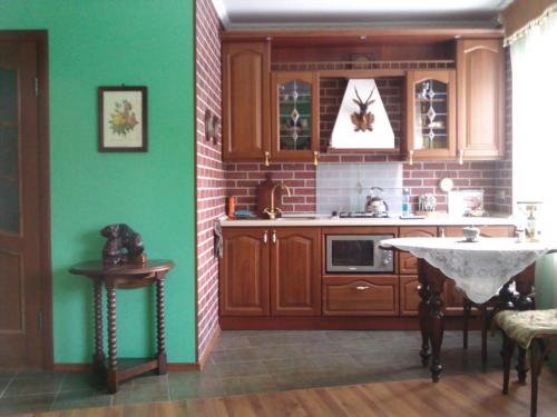 С каким цветом сочетается коричневый в интерьере кухни. Дизайн кухни в коричневом цвете: 60+ реальных фото интерьеров