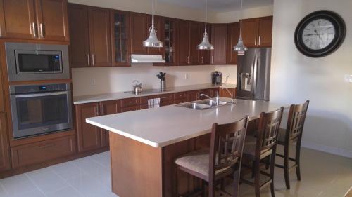 С каким цветом сочетается коричневый в интерьере кухни. Дизайн кухни в коричневом цвете: 60+ реальных фото интерьеров